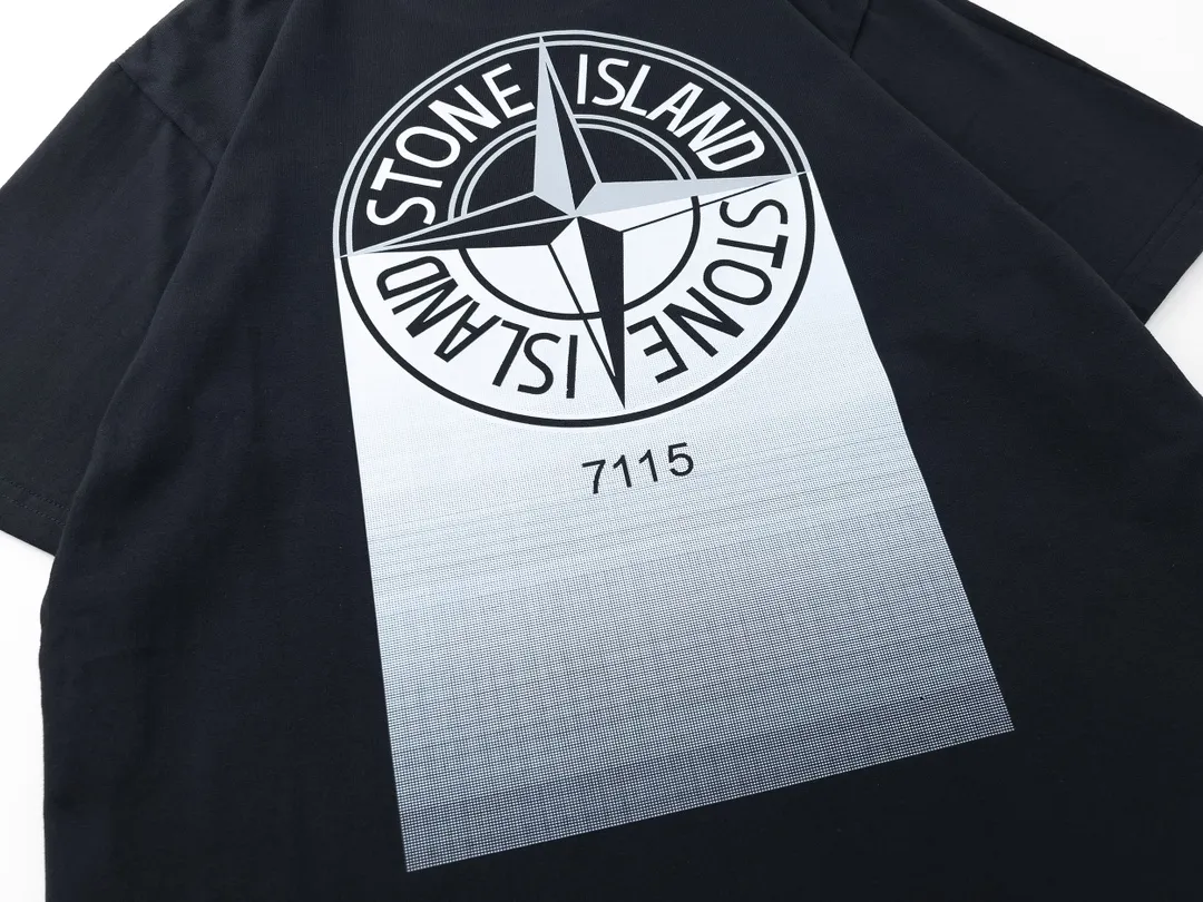 W630#P110💰 [Stone lsland/Stone Island summer new gradient compass print pattern short-sleeved T-shirt] ⚠️[Original creation with high control of details] - Made of 260 grams of combed cotton with 32-count double yarn, soft and comfortable to the touch, sweat-absorbent and breathable. - Simple, basic and versatile style, original single quality, the first choice for couples. - Made in a large factory, four needles and five threads on the shoulder, neat alignment, high quality workmanship. - Same style for men and women. Very versatile, one piece for everyone, details are clearly visible. Color: Black White Size: M L